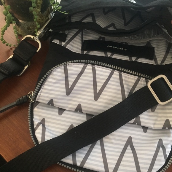 ❌SOLD❌🌵NWT lululemon party om bag - Picture 8 of 8